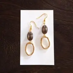 【94】黒のビーズとオーバルのピアス　　　 ハンドメイド
