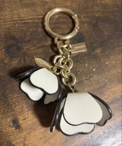 ✨良品✨COACHティーローズバッグチャーム花モチーフキーホルダー　ホワイト