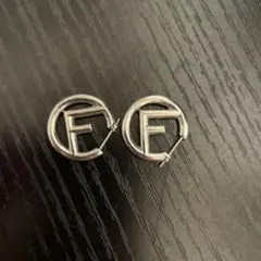 【期間限定セール】FENDI シルバー Fロゴ フープピアスのサムネイル