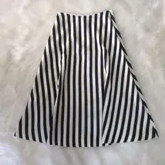 IENA オフホワイトとネイビーのストライプ フレアロングスカート　日本製