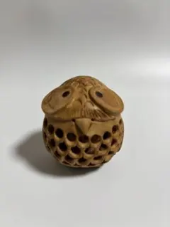 透かし彫り　フクロウの置き物　幸運　縁起物　木製