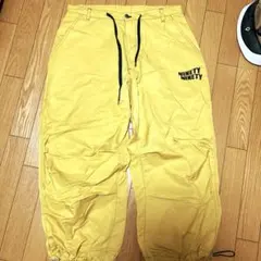 9090 イエロー カーゴパンツ ロゴ入り