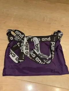 ニコアンド 紫色のロゴ入りショルダーバッグ