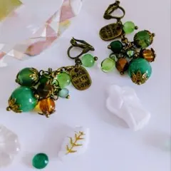 『アンティーク風』ハンドメイド イヤリング 小さめ ガラスビーズ 翡翠色