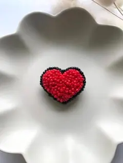 ビーズ刺繍ブローチ　ぷっくりハート