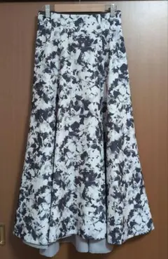 アプワイザーリッシェ モノトーンフラワースカート
