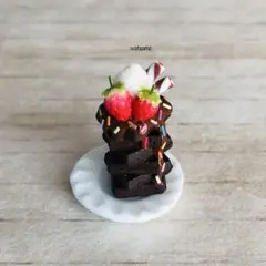 ミニチュアチョコと苺のワッフルタワー