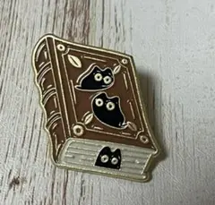 本と3匹の黒猫　ピンブローチ　ピンバッジ　丸型クラッチ