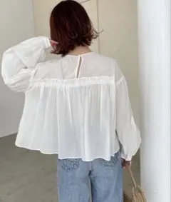 Spick & Span ギャザーボリュームクロップドブラウス ホワイトのサムネイル