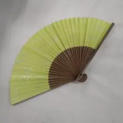 お洒落な扇子▪若草色の涼やかな地に銀色の露芝、兎が５羽、裏に２羽跳び跳ね模様