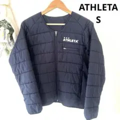 美品　ATHLETAアスレタ ノーカラー中綿ジャケット ネイビーSサイズ