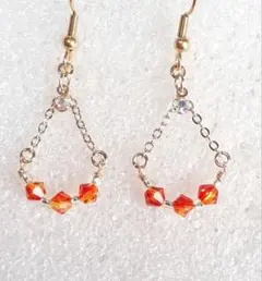 小さなカットガラスのトライアングルゆらゆらピアス　ファイアーオパール