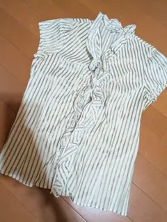 ナラカミーチェ　ゴールドストライプ柄 フリル ノースリーブ ブラウス