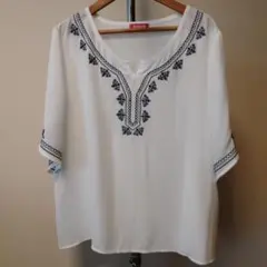 未使用　AICUTE ホワイト刺繍トップス Lサイズ