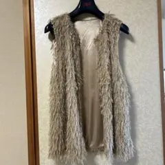 LUCA ベージュ ファー風 ノースリーブベスト