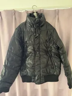 黒のダウンジャケット