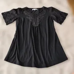 黒いカットソー