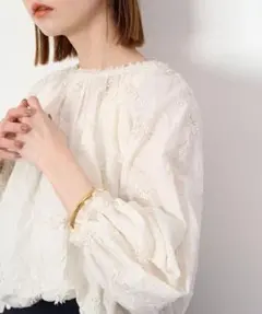 極美品✨定価１.７万❤️　オフ　洗える　コットンフラワーモチーフ刺しゅうブラウスのサムネイル