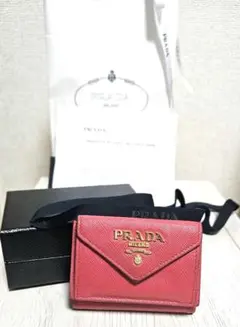 人気色◎PRADA 濃ピンク サフィアーノ ミニウォレット レター型 金ロゴ