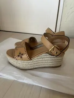 Louis Vuitton ベージュ カットアウト サンダル