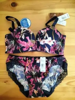 新品未使用タグ付き　エメフィール　超盛ブラ・ショーツセット