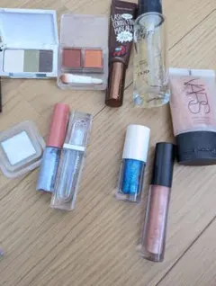 アイシャドウセットとメイクアップアイテム