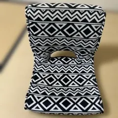 幾何学模様の背もたれ付き座椅子 折り畳み可能 収納便利