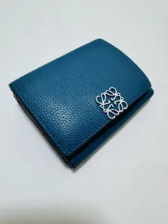 Loeweトライフォールド ウォレット（サテンカーフ） 水色 - メルカリ