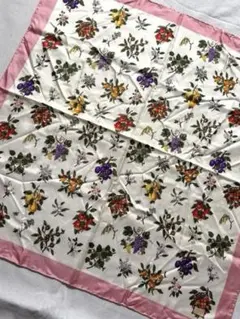 Y082 未使用　GUCCI グッチ　袋付き　花柄　シルク大判スカーフ　フラワー Y082 未使用 GUCCI グッチ 袋付き 花柄 シルク大判スカーフ フラワー