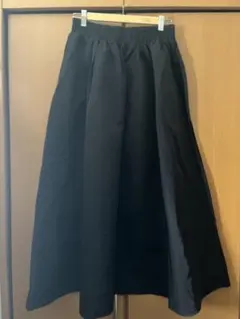 黒 光沢 フレアロングスカート オールシーズン ゴムウエスト お出かけ用