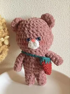 あみぐるみ くま いちご ポシェット キーホルダー　手編み　バッグチャーム