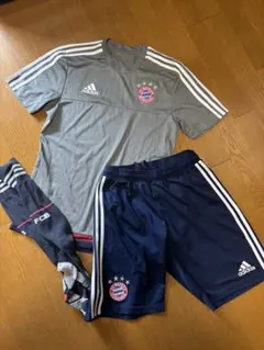 アディダス　サッカー　バイエルンミューヘントレーニングウェアセット