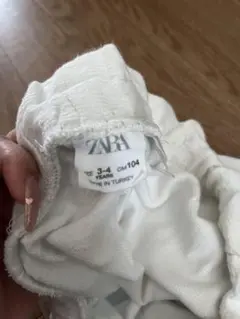 ZARA ホワイト フリルショートパンツ 3-4歳