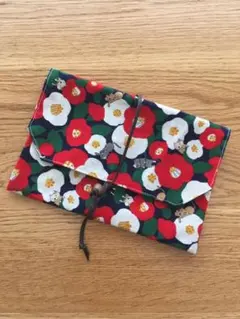 ハンドメイド　マスクケース　お薬手帳入れ　猫と椿の柄　和風　和柄