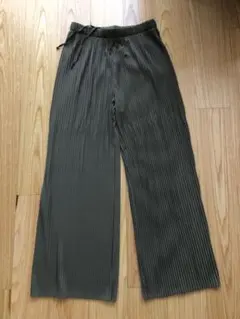 【未使用】UNIQLO カーキ プリーツ ワイドパンツ M