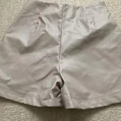新品未使用　ベージュ系合成皮革 ショートパンツ