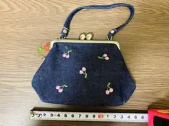 ★新品・未使用★がま口ポーチ【さくらんぼ刺繍and持ち手&チャーム付】