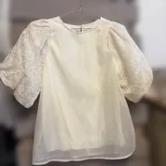 アイボリーパフスリーブブラウス　花柄刺繍