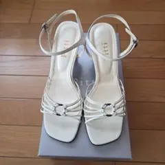 ホワイト ストラップ付き高ヒールサンダル