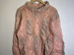 ケーブル編みピンクニットセーター