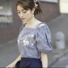 新品　トッコ　花刺繍入りギンガムチェック柄ボリュームスリーブブラウスのサムネイル