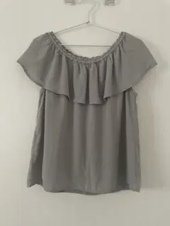 くすみカーキ　フリル付きノースリーブトップス　オフショルダー