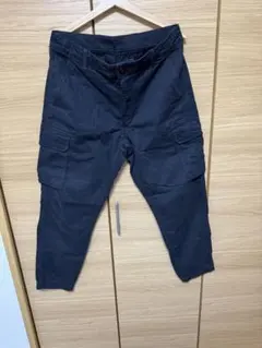 UNIQLOブラック カーゴパンツ サイドポケット付き