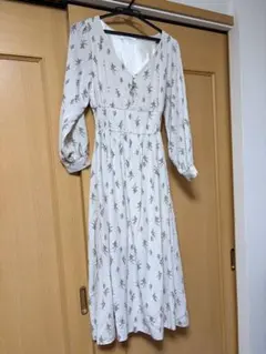 花柄Vネック長袖ひざ丈ワンピース