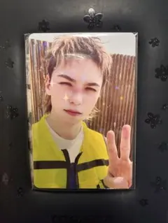 V8 Weverse 特典＋ラキドロ バーノン トレカ 2枚セット - メルカリ