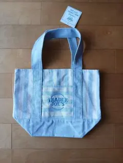 新品タグ付き Trader Joe's ミニトートバッグ(水色)のサムネイル