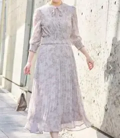 トッコクローゼット リボン付きシャーリングフラワープリントプリーツワンピース