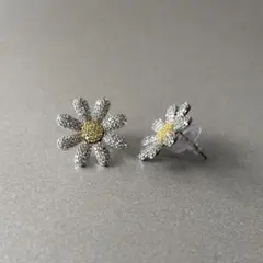 新品Shericheマーガレットピアス イエロー - メルカリ