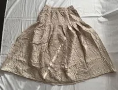 タグ付き新品 花柄エンボス生地のスカート ベージュ M〜L