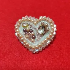 ハート型ビーズブローチ